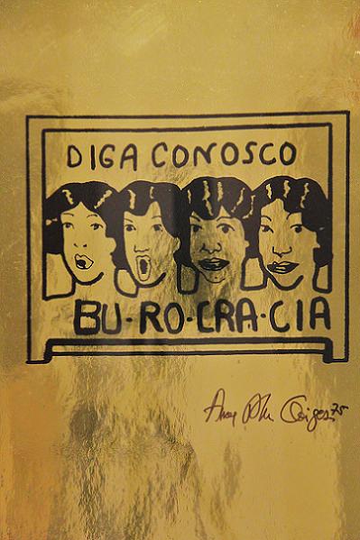 Burocracia, 1975. Fotograbado en metal sobre papel dorado. 51 x 35 cm. Ed. 10/25